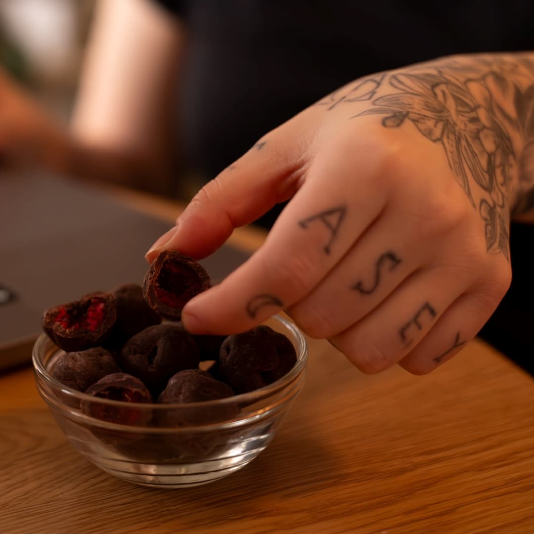 NATU CHOCS Višně v 60% hořké čokoládě 100g - náhled 3