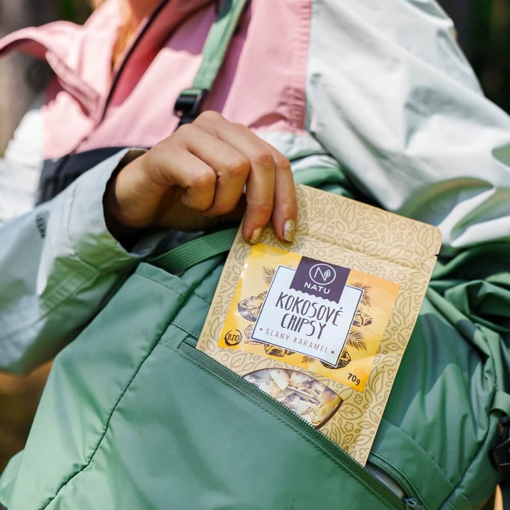 NATU Kokosové chipsy slaný karamel BIO 70 g - náhled 5