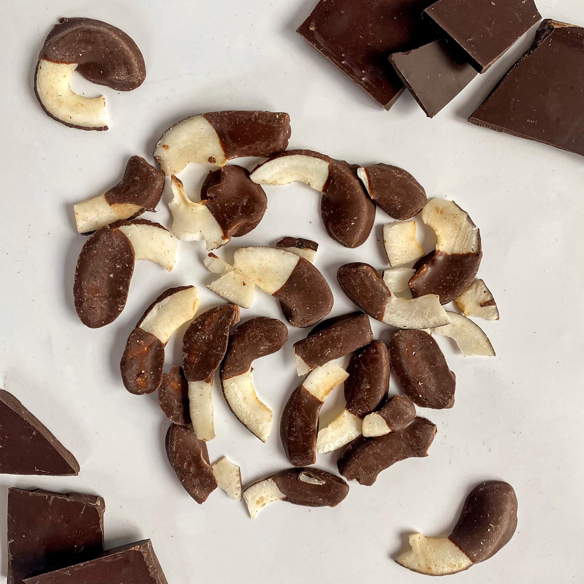 NATU Kokosové chipsy polomáčené 50% hořká čokoláda 140g - náhled 3