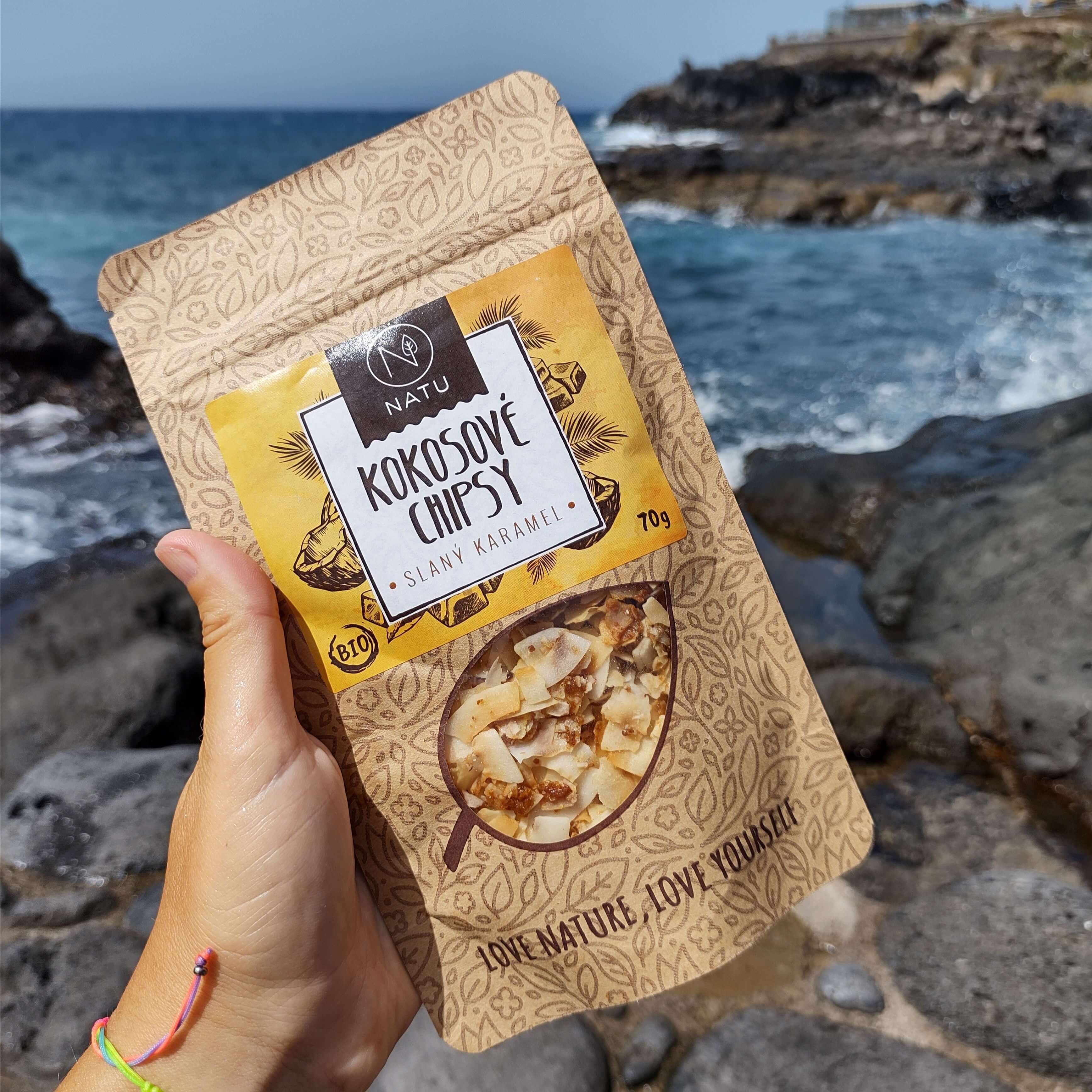 NATU Kokosové chipsy slaný karamel BIO 70 g - náhled 3