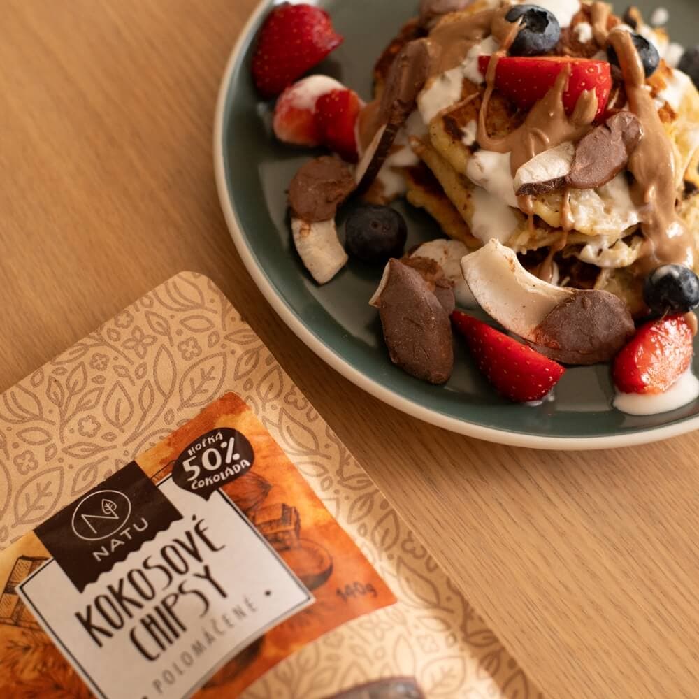 NATU Kokosové chipsy polomáčené 50% hořká čokoláda 3x140g - náhled 5