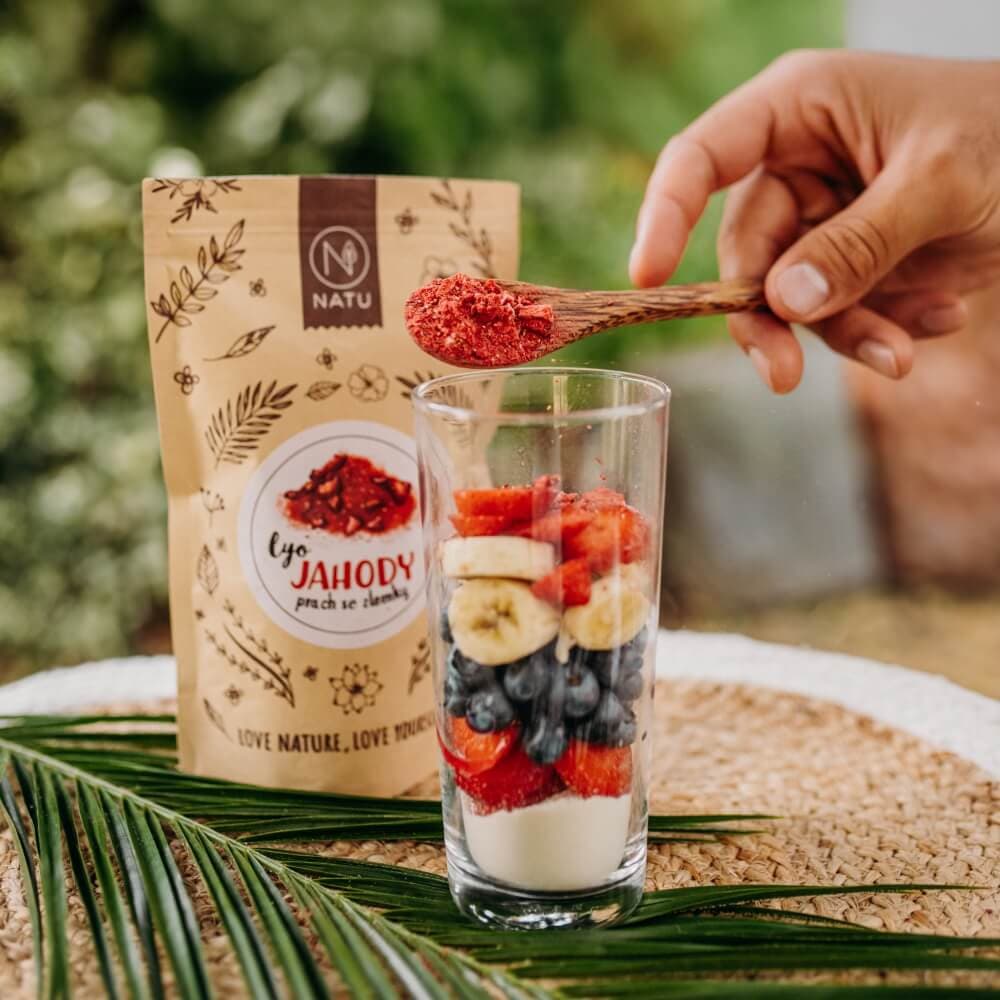 NATU Lyofilizované jahody prach se zlomky 80g - náhled 4