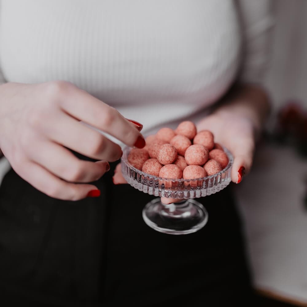 CHOCS Lískové ořechy v bílé čokoládě s malinou BIO 160g - náhled 3
