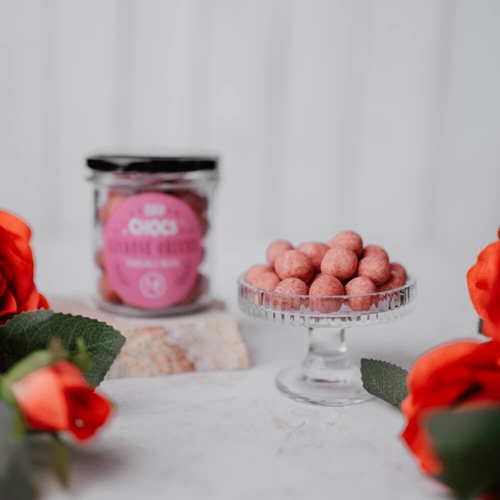 CHOCS Lískové ořechy v bílé čokoládě s malinou BIO 160g - náhled 4